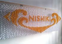 LOGO NISHIKI - Superficie colorata: cm 80 x 266 con 767 moduli origami - Sfondo bianco: cm 100 x 420 con 1581 moduli origami