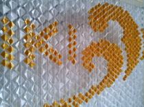 LOGO NISHIKI - Superficie colorata: cm 80 x 266 con 767 moduli origami - Sfondo bianco: cm 100 x 420 con 1581 moduli origami