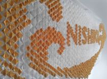 LOGO NISHIKI - Superficie colorata: cm 80 x 266 con 767 moduli origami - Sfondo bianco: cm 100 x 420 con 1581 moduli origami